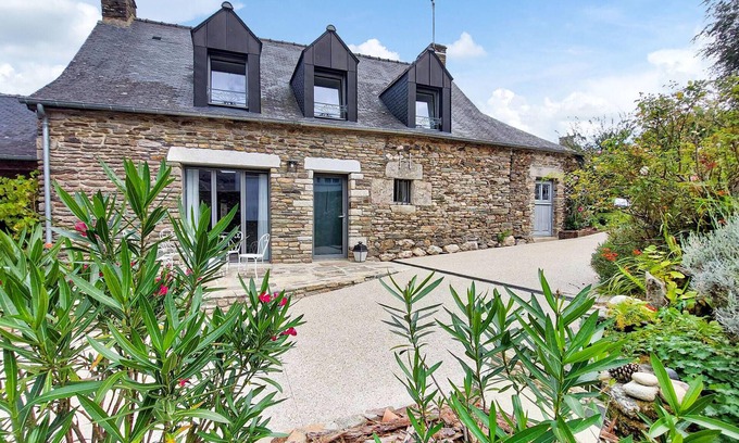 Lanouee House | Amazing home in LANOUEE with WiFi