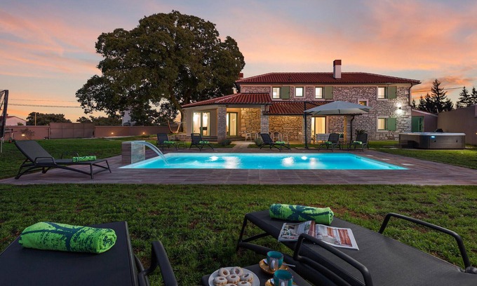 Sajini House | Amazing home in Sajini