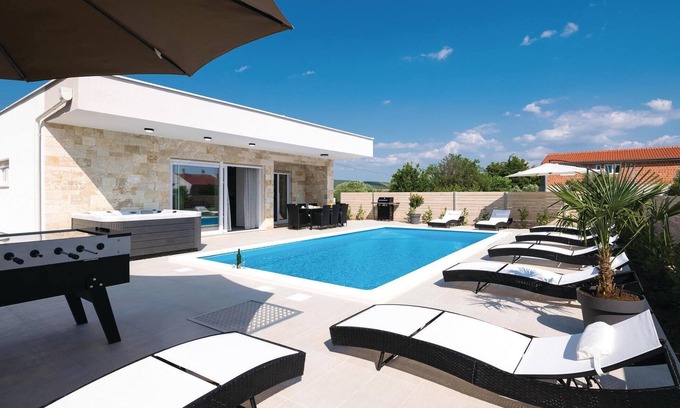 Sukosan House | Amazing home in Sukosan