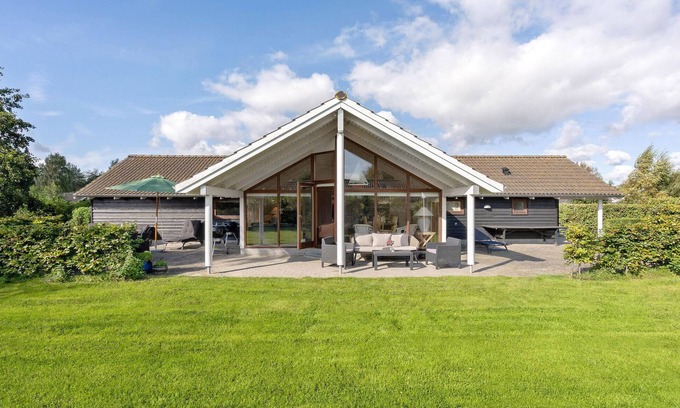 Marielyst House | Amazing home in Væggerløse with kitchen