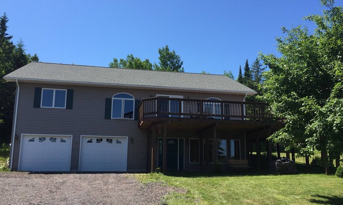 Houghton House | amazing location, 4 seasons, fireplace, nice deck, great location to trails etc