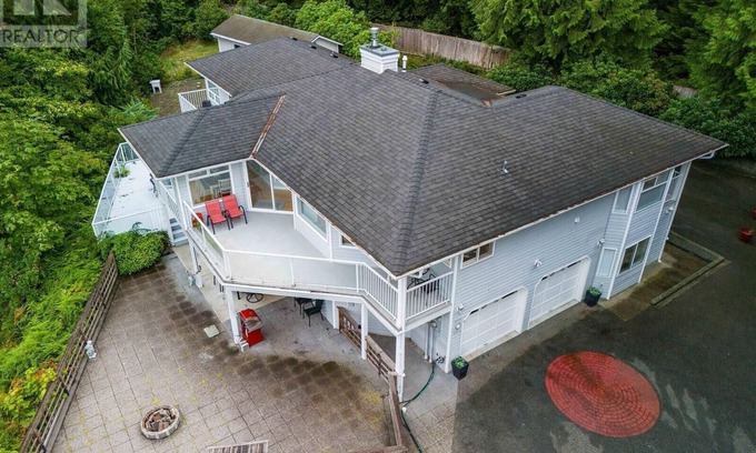 Regional District of Nanaimo House | Amazing ocean and ravine view home! Hot Tub, BBQ!