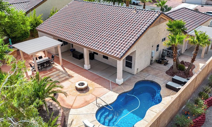 Bullhead City House | AMAZING Pool home with outdoor kitchen, firepit, and waterfall Close 2 Casinos!