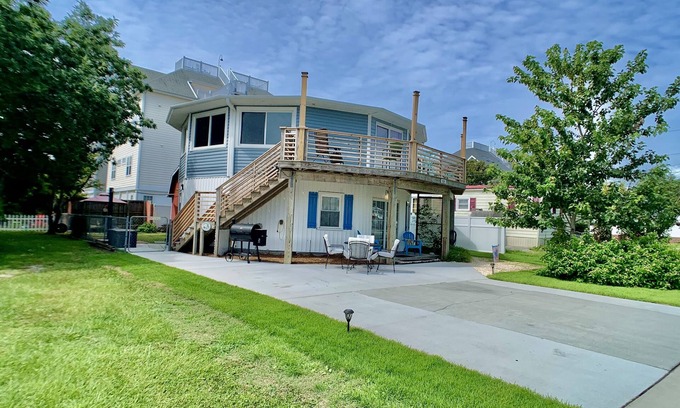 Wilmington Beach House | ❤️Amazing Round House - Easy Self Check-In, Just Steps to Beach!