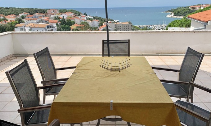 Pjescana Uvala Apartment | AMAZING SEAVIEW, 45m2 TERRACE, 2 MINUTE WALK TO BEACH, RESTAURANTS, BARS, SHOPS