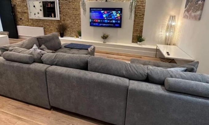 Westcliff-on-Sea Apartment | Amazing & Sleek 2BR w/WiFi & Netflix - City Centre Nr Cliffs Pavillion
