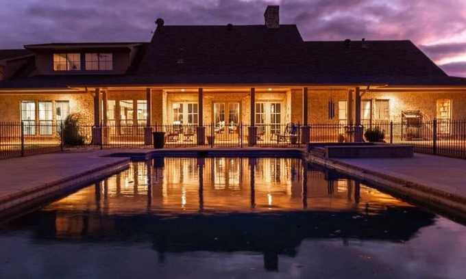 Sunset House | Amazing Sunrise Ranch with pool near DFW