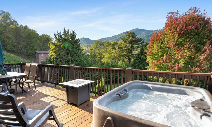 Maggie Valley Cabin | Amazing Views, Ctr of Maggie! Hot Tub, Mins to Golf, Hiking, Casino, Asheville!
