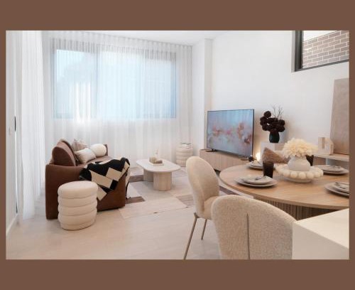 Burwood Apartment | 'Amber' 1 bedroom apt in Burwood with free parking