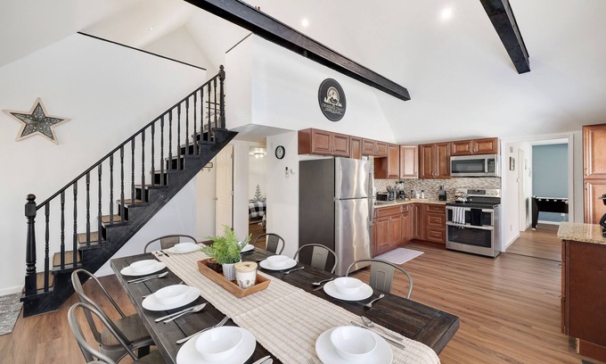 Thornhurst Ski Chalet | Amenity Filled Private Getaway on a cul-de-sac w/AC, King Bed, Fire Pit & Games