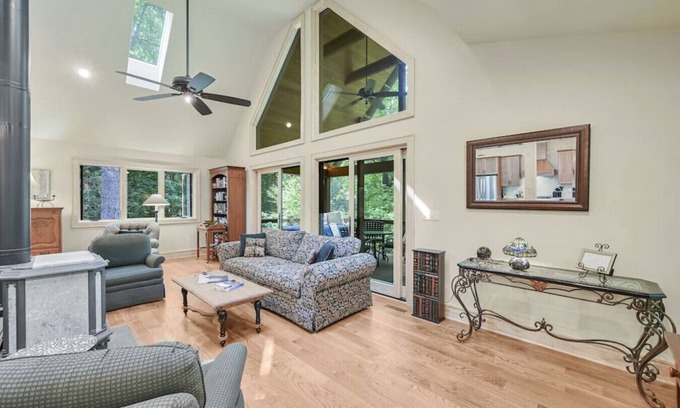 Weaverville House | Amenity-Packed Holiday Home