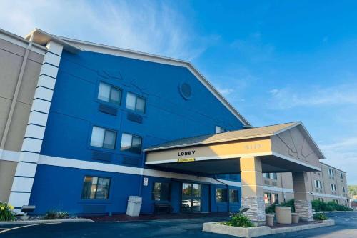 Glendale Hotel | AmericInn by Wyndham Glendale Milwaukee