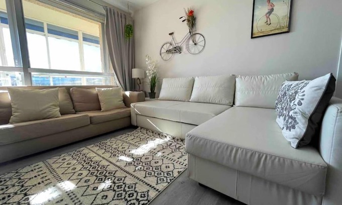Parque de la Coruna Apartment | Amplio piso sierra. Bien comunicado con Madrid.
