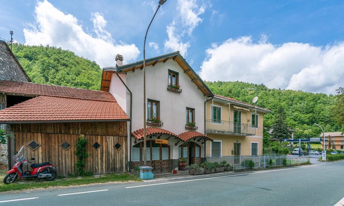 Loco House | An incredibly charming cottage with lots of character awaits you in this small village.