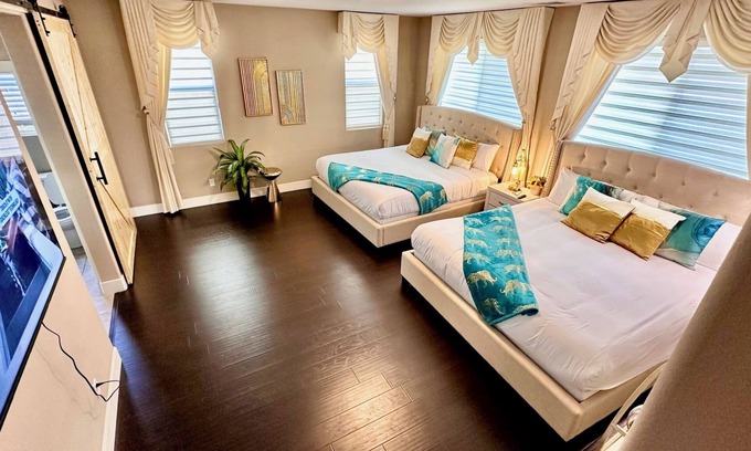 Southwest Anaheim House | Anaheim luxury home/8 king/theater/game room/3.5 bathR/elevator/near Disneyland