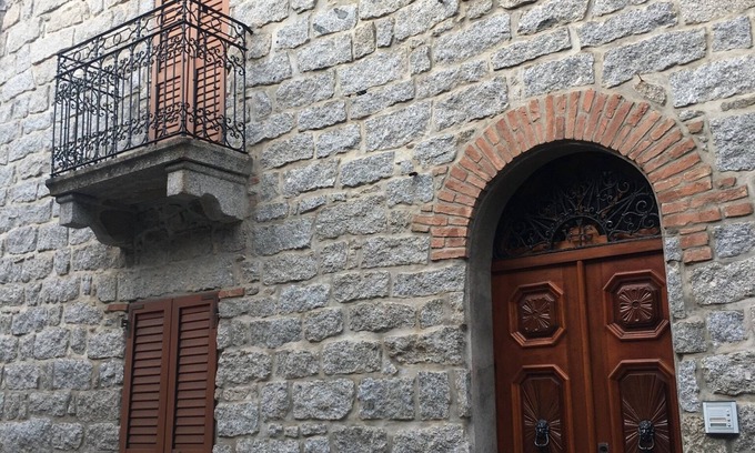 Sa Castangia House | Ancient building in the historic center near the lake and the sea.