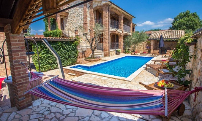 Nova Vas Apartment | Andre flat with pool