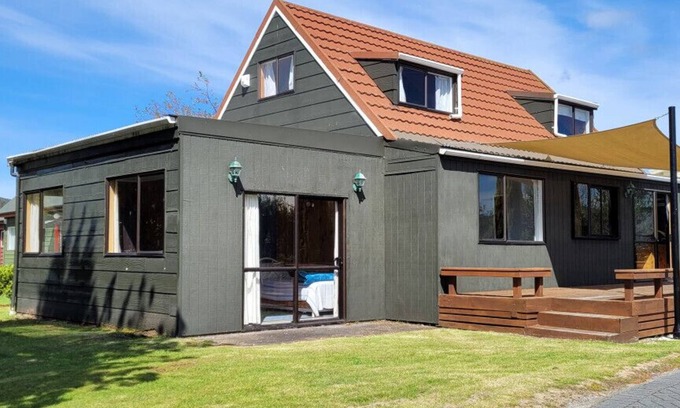 Kinloch House | Angela Place - Large sunny bach in Kinloch