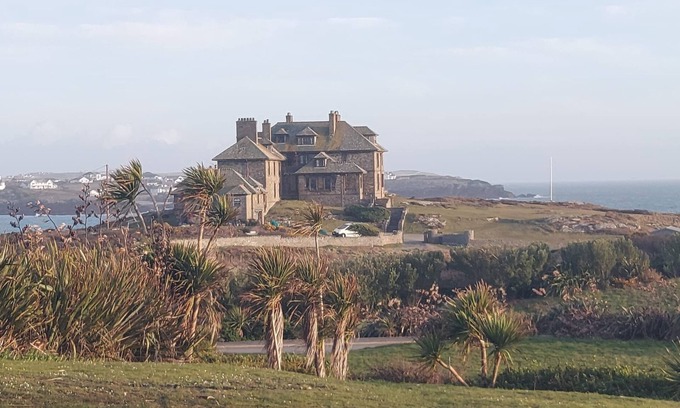 Trearddur Bay Apartment | ANGLESEY, Treaddur Bay, King Arthur Suite 6 bed apartment ideal for family hols.