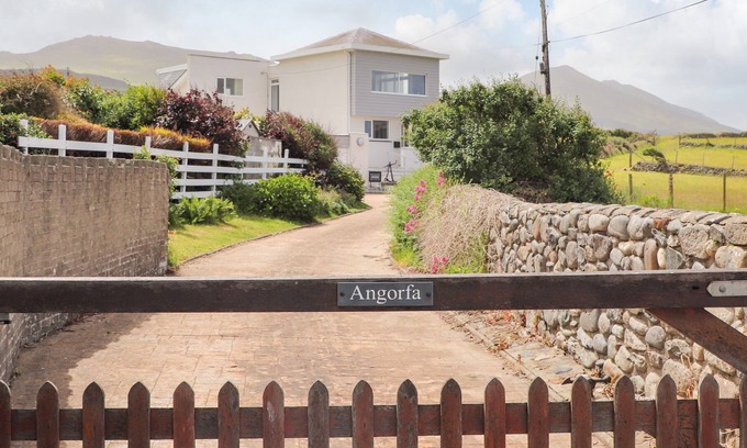 Dinas House | ANGORFA - ABERDESACH, pet friendly, with a garden in Clynnog Fawr