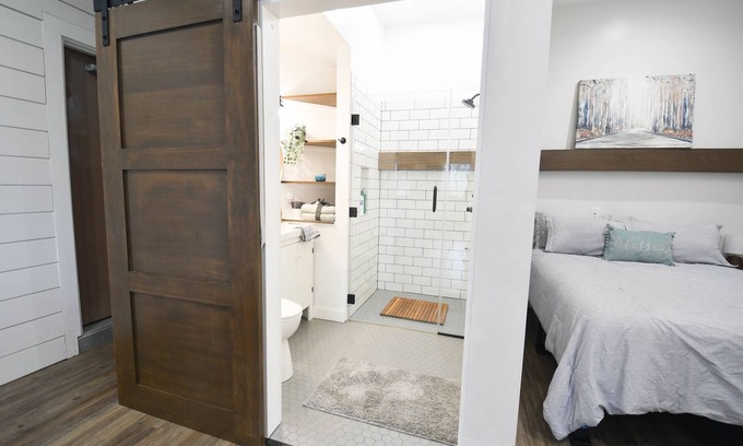 Sugarcreek Apartment | Anniversary Suite with a stunning country setting!