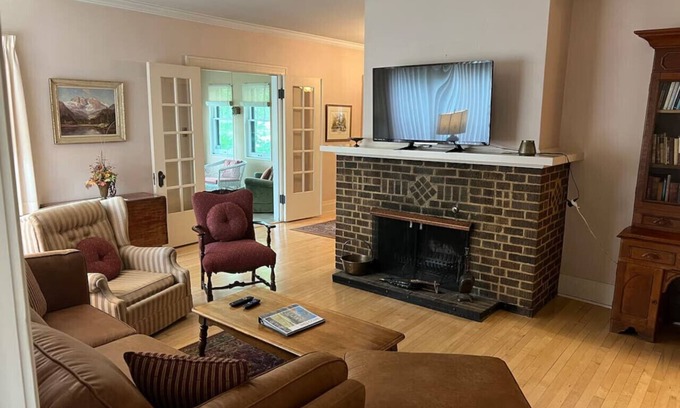 Billings House | Antique Charm by Hospital and Parks