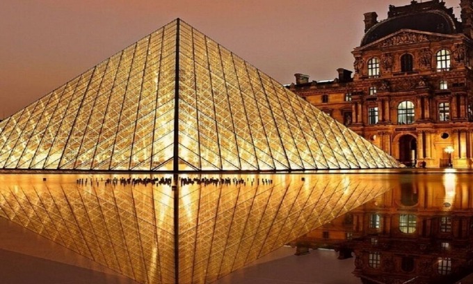 Paris City Center Apartment | Antique Furnishings & Ornate Objects D'Art.- La Louvre