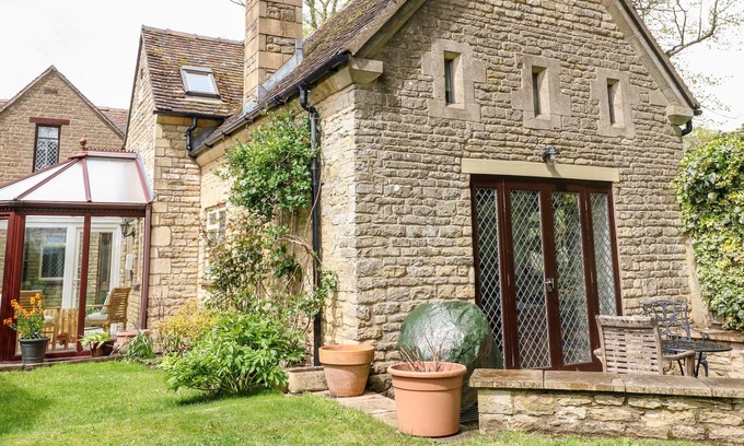 Churchill Cottage | ANVIL COTTAGE, family friendly, with open fire in Chipping Norton