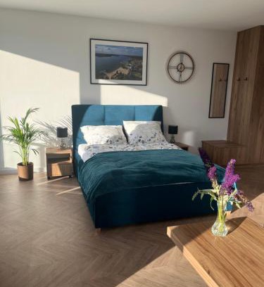 Charzykowy Apartment | Apartament Słoneczny widok boczny na jezioro