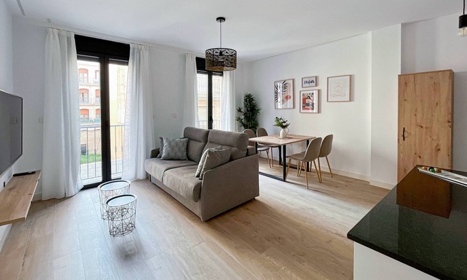 Perchel Sur Apartment | Apartamento de 2 Dormitorios con Pequeño Patio - Picú Home