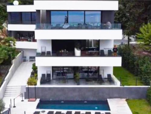 Sarsoni Apartment | Aparthotel Villa V with breakfast and free parking