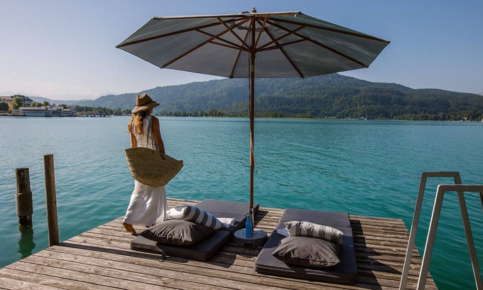 Poertschach am Woerthersee Apartment | Apartment on Lake Wörthersee with 2 bedrooms, garden & private lake access