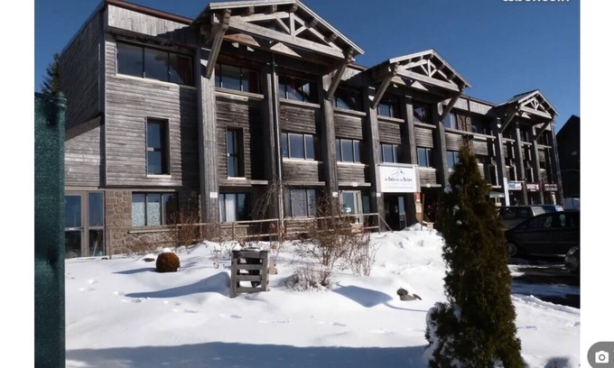 Besse-et-Saint-Anastaise Apartment | Apartment with a beautiful view