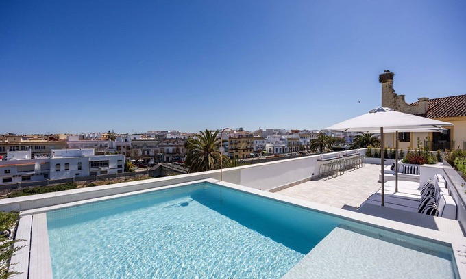 Chiclana de la Frontera Apartment | Apartment 'Suite 5' with Shared Terrace, Wi-Fi and Air Conditioning