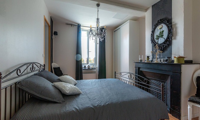 Villeneuve-les-Montreal Apartment | Apartment 'Baroque' with Balcony, Wi-Fi and Air Conditioning - Villeneuve-lès-Montréal