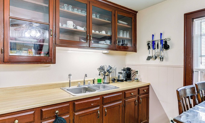Lackawanna Apartment | Apartment > 1 Mi to Buffalo Botanical Gardens!