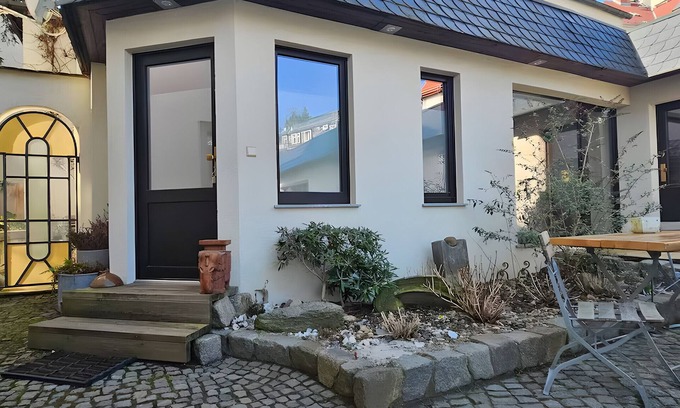 Striesen Apartment | Apartment 2 'Near Blue Wonder' with Shared Terrace, Garden and Wi-Fi