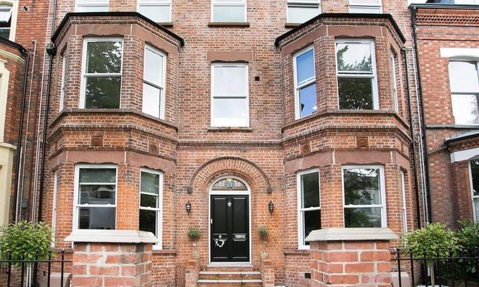 Queens Quarter Apartment | Apartment 6 Wellington Park (one bed sleeps)