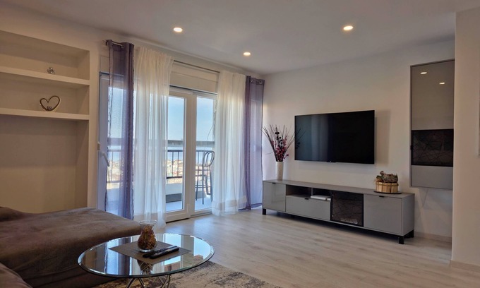 Rijeka Apartment | Apartment Andrada - One-Bedroom Apartment with Balcony and Sea View