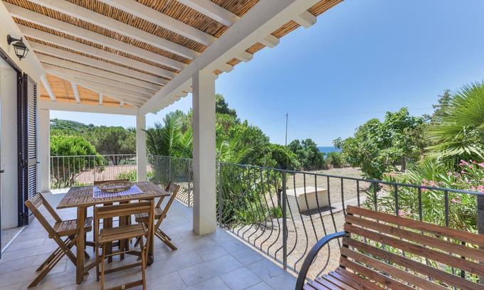 Madonna delle Grazie Apartment | Apartment 'Artistica 5' with Sea View, Shared Terrace and Air Conditioning