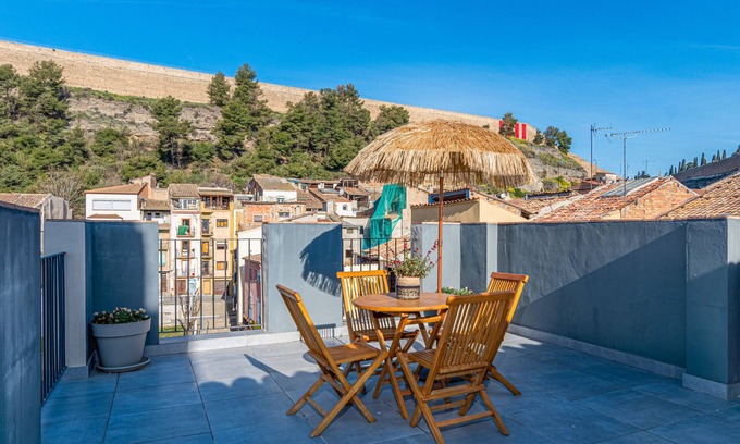Balaguer Apartment | Apartment 'Àtic 1' with Private Terrace, Wi-Fi and Air Conditioning