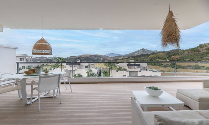 Benahavis Apartment | Apartment 'Avalon' with Sea View, Wi-Fi and Air Conditioning
