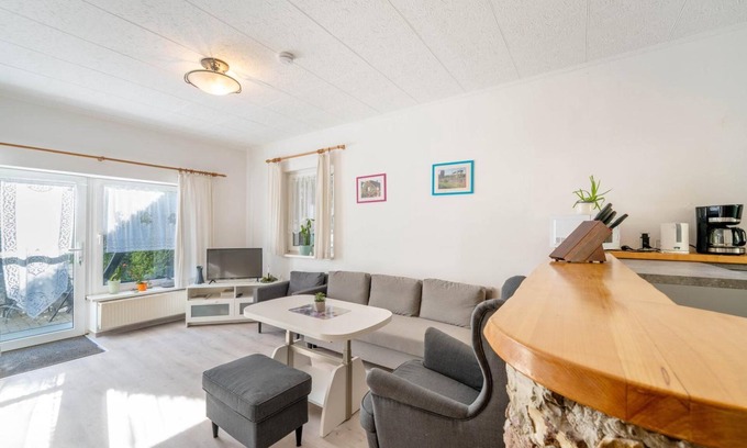 Liepe Apartment | Apartment 'Behling 2 with Terrace' with Garden and Wi-Fi