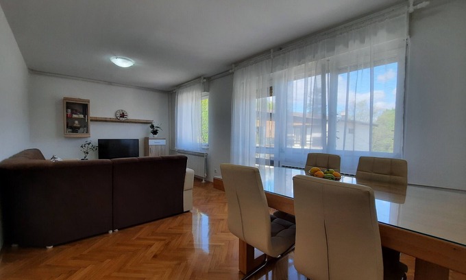 Mukinje Apartment | Apartment Black River