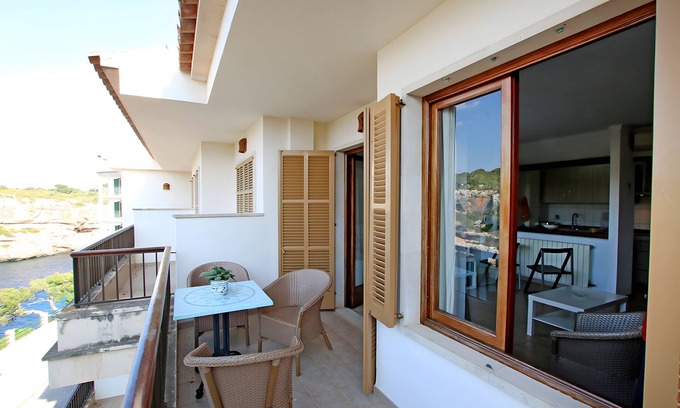 Cala Figuera Apartment | Apartment 'Cala Figuera 2b' with Sea View, Wi-Fi and Air Conditioning