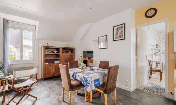 Cancale Apartment | Apartment 'Cancale Centre-ville - Mer' with Wi-Fi and private parking