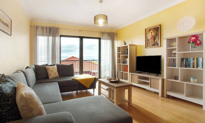 Santa Cruz Apartment | Apartment 'Casa Da Vila' with Sea View, Balcony and Wi-Fi