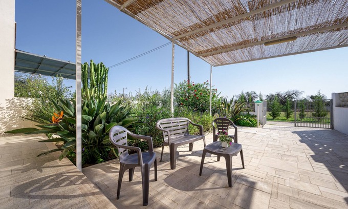 Roca Vecchia Apartment | Apartment 'Casa Eleonora' with Private Terrace, Private Garden and Air Conditioning