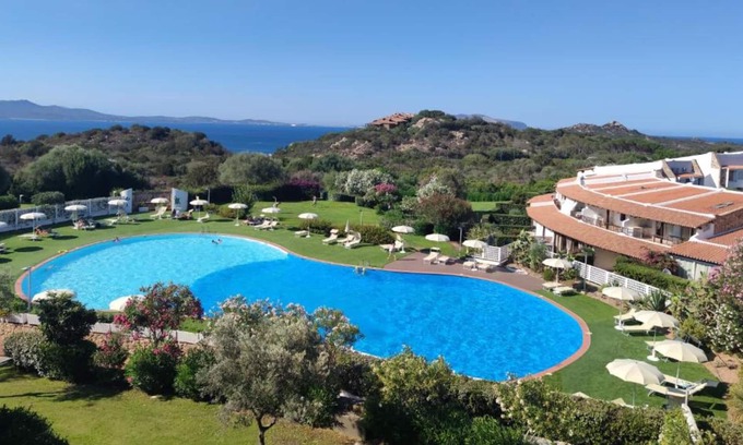 Li Cuncheddi Apartment | Apartment 'Casa Vacanze Ciliegio' with Sea View, Shared Pool and Air Conditioning