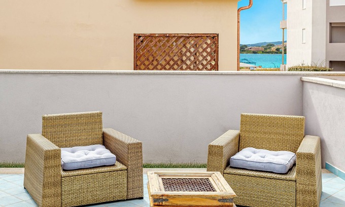 Golfo Aranci Apartment | Apartment 'Colombo' with Sea View, Wi-Fi and Air Conditioning